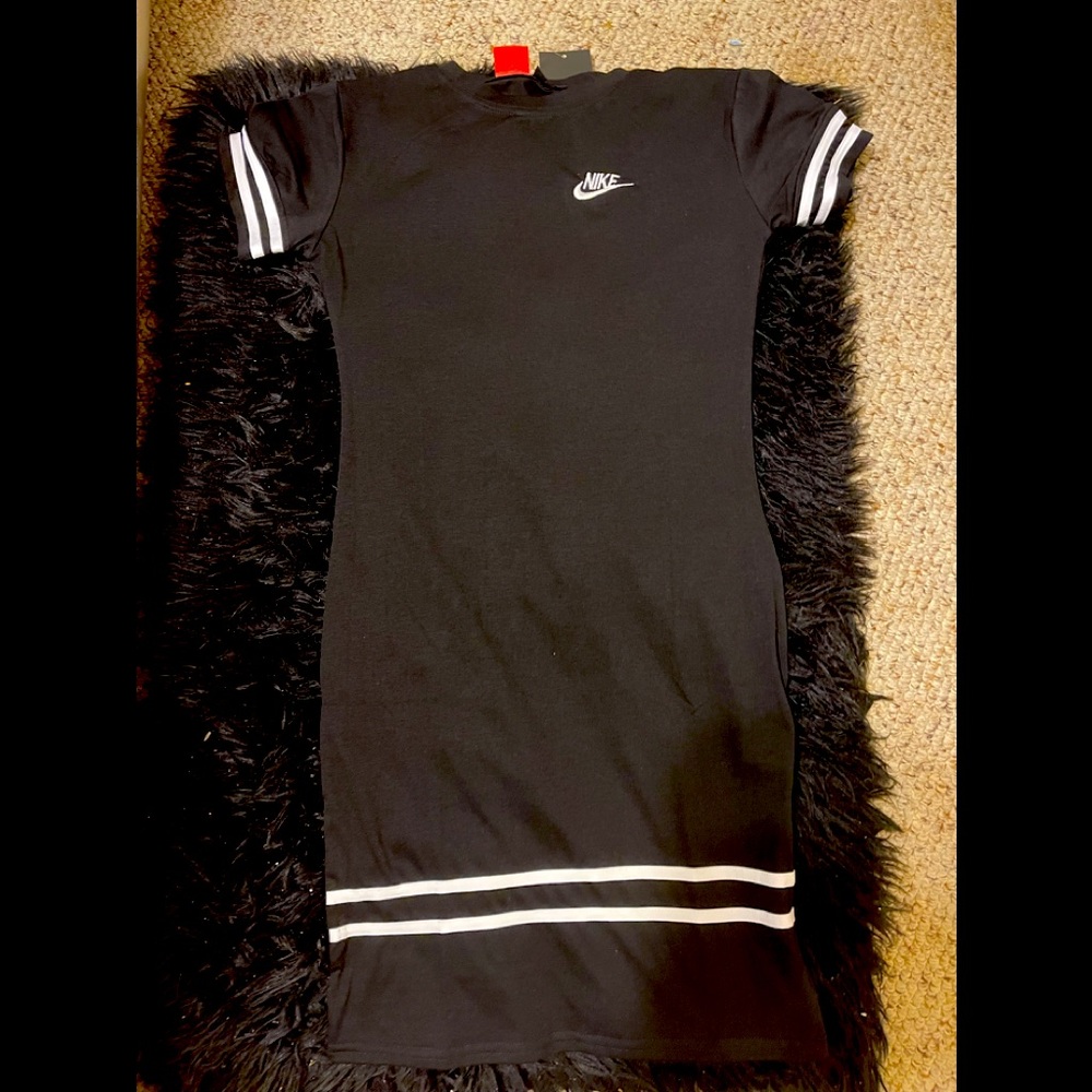 Nike dress LARGE FIT LIKES A MED
